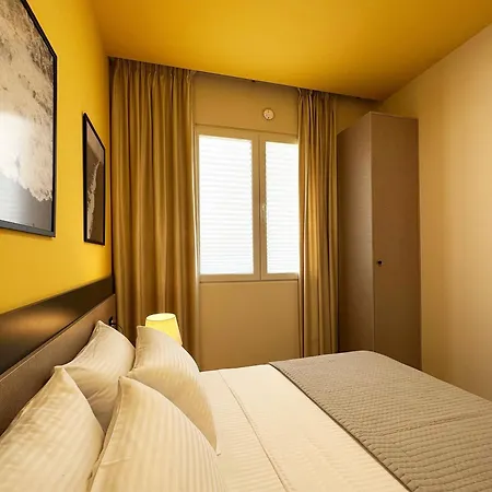 Close Apartment